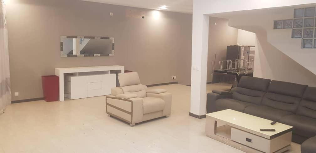 Saly - Villa Kage 6 Chambres -Clim-Wifi-Eau Chaude-Billard-Babyfoot-Ping Pong-Canal - Electricite Non Comprise Exterior foto