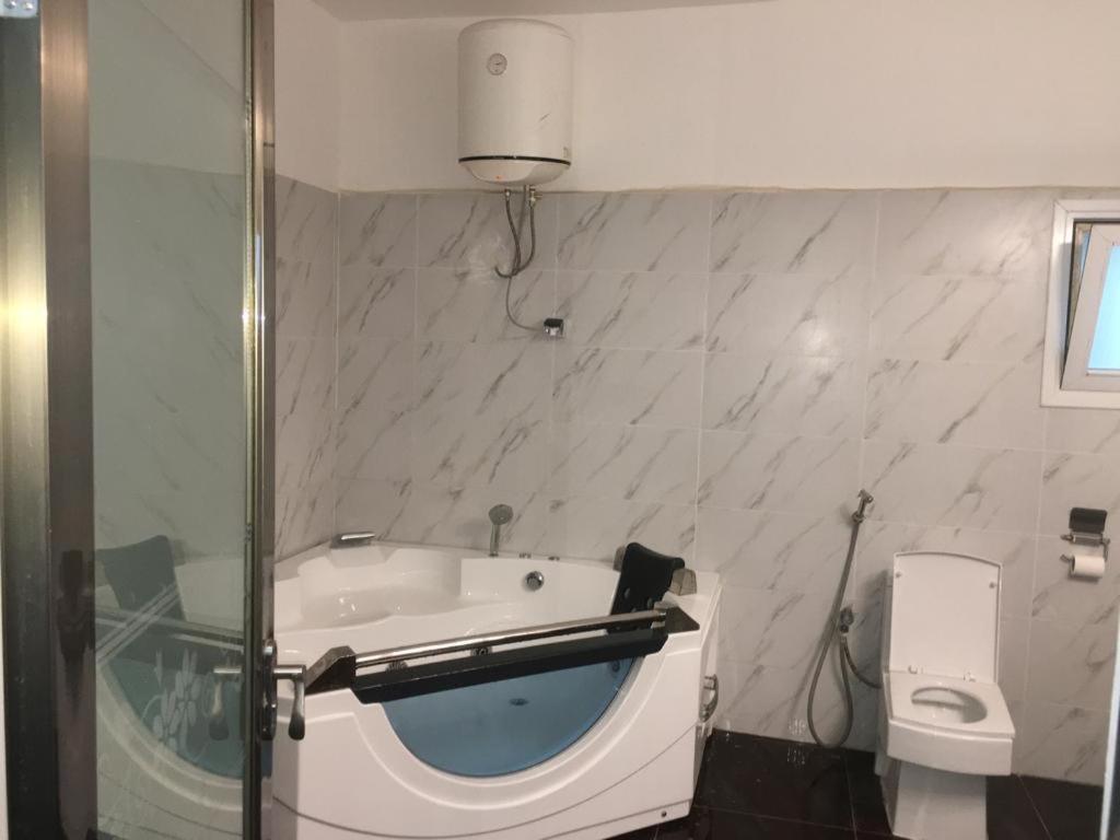 Saly - Villa Kage 6 Chambres -Clim-Wifi-Eau Chaude-Billard-Babyfoot-Ping Pong-Canal - Electricite Non Comprise Exterior foto
